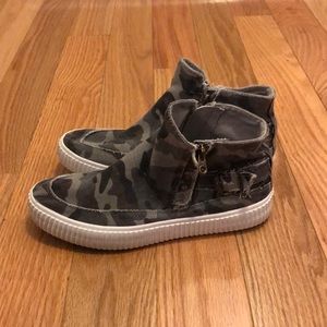 Blowfish camo ankle sneakers size 7.5